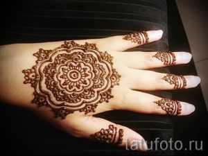 мехенди на руке мандала - фото временной тату хной 6382 tatufoto.ru