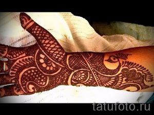 мехенди на руке павлин - фото временной тату хной 2393 tatufoto.ru