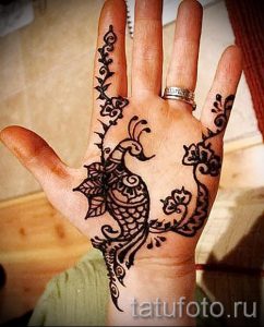 мехенди на руке павлин - фото временной тату хной 3394 tatufoto.ru