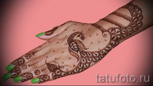 мехенди на руке павлин - фото временной тату хной 6396 tatufoto.ru