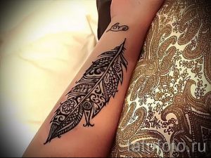 мехенди на руке перо птиц - фото временной тату хной 3399 tatufoto.ru