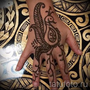 мехенди на руке перо птиц - фото временной тату хной 6402 tatufoto.ru