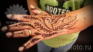 мехенди на руке птицы - фото временной тату хной 1403 tatufoto.ru