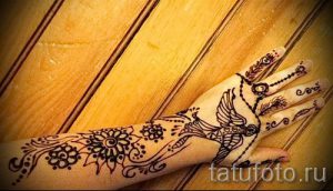 мехенди на руке птицы - фото временной тату хной 2404 tatufoto.ru