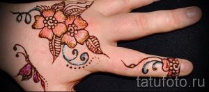 мехенди на руке ребенку - фото временной тату хной 2408 tatufoto.ru