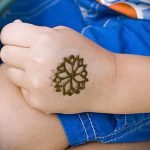 мехенди на руке ребенку - фото временной тату хной 5411 tatufoto.ru