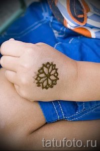 мехенди на руке ребенку - фото временной тату хной 5411 tatufoto.ru