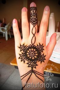 мехенди на руке рисунок - фото временной тату хной 1413 tatufoto.ru