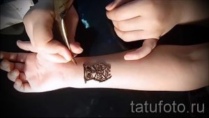мехенди на руке сова - фото временной тату хной 5423 tatufoto.ru