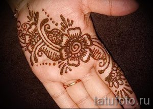 мехенди на руке цветок - фото временной тату хной 1441 tatufoto.ru