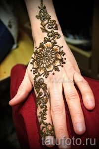 мехенди на руке цветок - фото временной тату хной 2442 tatufoto.ru