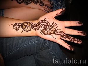 мехенди на руке цветок - фото временной тату хной 3443 tatufoto.ru