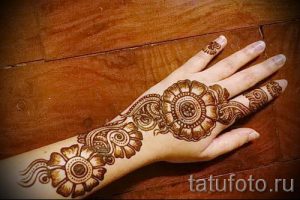 мехенди на руке цветок - фото временной тату хной 4444 tatufoto.ru