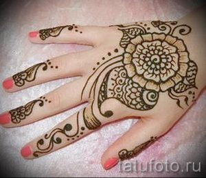 мехенди на руке цветок - фото временной тату хной 5445 tatufoto.ru
