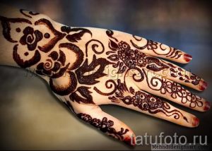 мехенди на руке цветок - фото временной тату хной 6446 tatufoto.ru