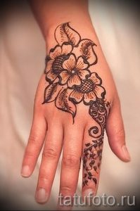 мехенди на руке цветы - фото временной тату хной 1448 tatufoto.ru