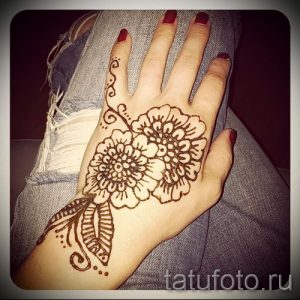 мехенди на руке цветы - фото временной тату хной 2449 tatufoto.ru