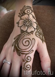 мехенди на руке цветы - фото временной тату хной 3450 tatufoto.ru