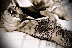 мехенди надписи на руке - фото временной тату хной 2455 tatufoto.ru