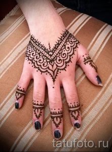 роспись мехенди на руках - фото временной тату хной 1473 tatufoto.ru