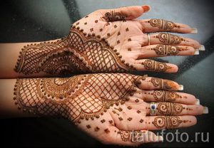 роспись мехенди на руках - фото временной тату хной 3475 tatufoto.ru