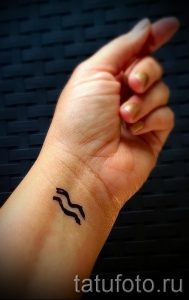 тату водолей на запястье - фото - пример готовой татуировки от 01082016 4125 tatufoto.ru