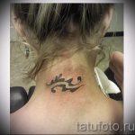 тату знак водолея на шее - фото - пример готовой татуировки от 01082016 1156 tatufoto.ru