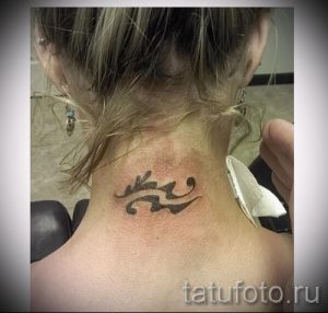 тату знак водолея на шее - фото - пример готовой татуировки от 01082016 1156 tatufoto.ru