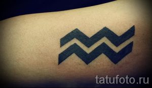 тату знак водолея фото - пример готовой татуировки от 01082016 1161 tatufoto.ru
