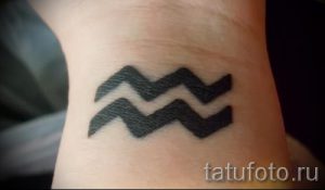 тату знак водолея фото - пример готовой татуировки от 01082016 2162 tatufoto.ru