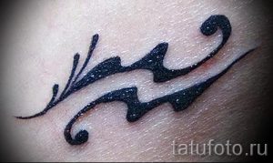 тату знак водолея фото - пример готовой татуировки от 01082016 3163 tatufoto.ru