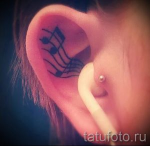 тату ноты в ухе - фото готовой татуировки от 02082016 1082 tatufoto.ru