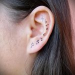 тату ноты в ухе - фото готовой татуировки от 02082016 2083 tatufoto.ru
