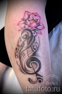 тату ноты в цветах - фото готовой татуировки от 02082016 2086 tatufoto.ru