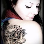 тату ноты в цветах - фото готовой татуировки от 02082016 3087 tatufoto.ru