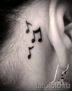 тату ноты за ухом - фото готовой татуировки от 02082016 2090 tatufoto.ru
