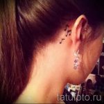 тату ноты за ухом - фото готовой татуировки от 02082016 3091 tatufoto.ru