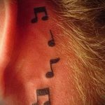 тату ноты за ухом - фото готовой татуировки от 02082016 7095 tatufoto.ru
