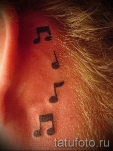 тату ноты за ухом - фото готовой татуировки от 02082016 7095 tatufoto.ru