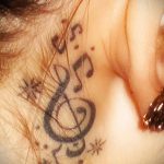 тату ноты за ухом - фото готовой татуировки от 02082016 8096 tatufoto.ru