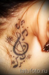 тату ноты за ухом - фото готовой татуировки от 02082016 8096 tatufoto.ru