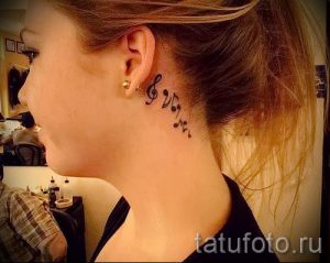 тату ноты за ухом - фото готовой татуировки от 02082016 9097 tatufoto.ru