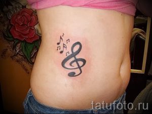 тату ноты и скрипичный ключ - фото готовой татуировки от 02082016 2104 tatufoto.ru