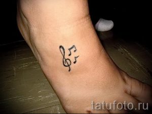 тату ноты и скрипичный ключ - фото готовой татуировки от 02082016 3105 tatufoto.ru