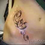 тату ноты на животе - фото готовой татуировки от 02082016 1113 tatufoto.ru