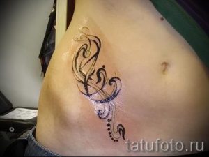 тату ноты на животе - фото готовой татуировки от 02082016 1113 tatufoto.ru