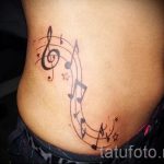 тату ноты на животе - фото готовой татуировки от 02082016 2114 tatufoto.ru