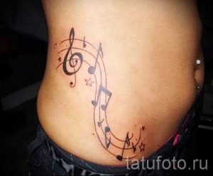тату ноты на животе - фото готовой татуировки от 02082016 2114 tatufoto.ru