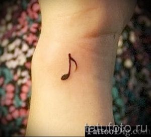 тату ноты на запястье - фото готовой татуировки от 02082016 1115 tatufoto.ru