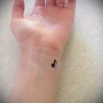 тату ноты на запястье - фото готовой татуировки от 02082016 21135 tatufoto.ru